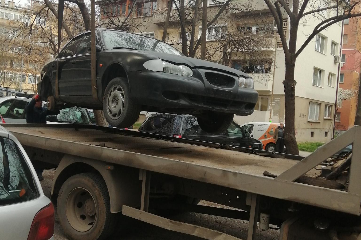 Премахнаха стари коли от район „Сердика“ (СНИМКИ)