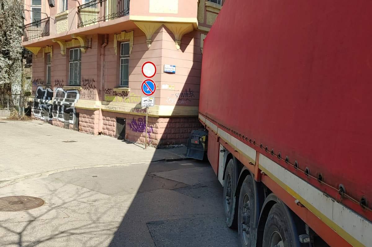 Камион с чужда регистрация затвори столична улица