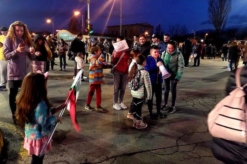 Оживено кръстовище в Мусагеница се превърна в детска площадка (СНИМКИ)