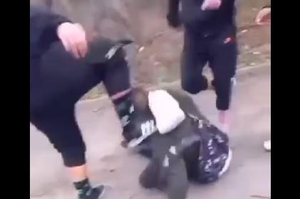 Зловещо: Четирима тийнеджъри бият един в Западен парк