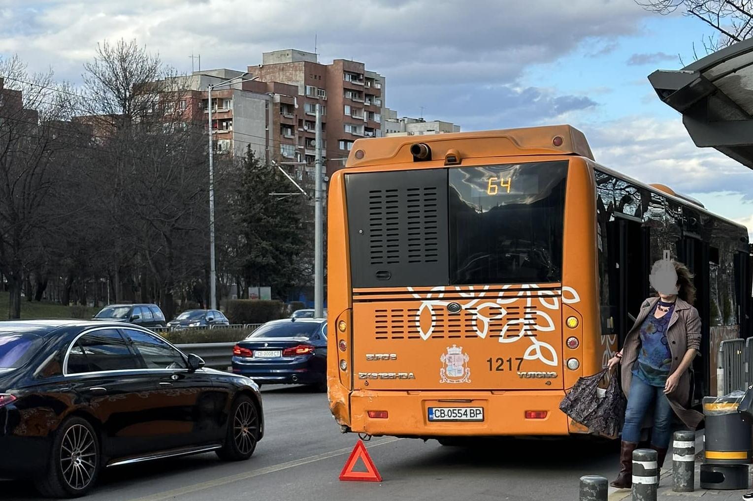 Мерцедес удари автобус 64 в буслентата на "България"