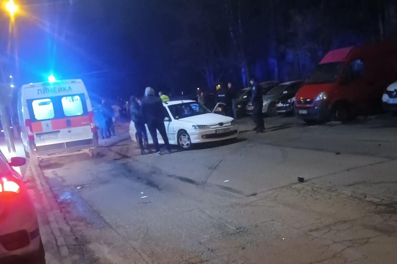 Две коли се удариха на столичната ул. „Гео Милев“, пострадаха и паркирани а
