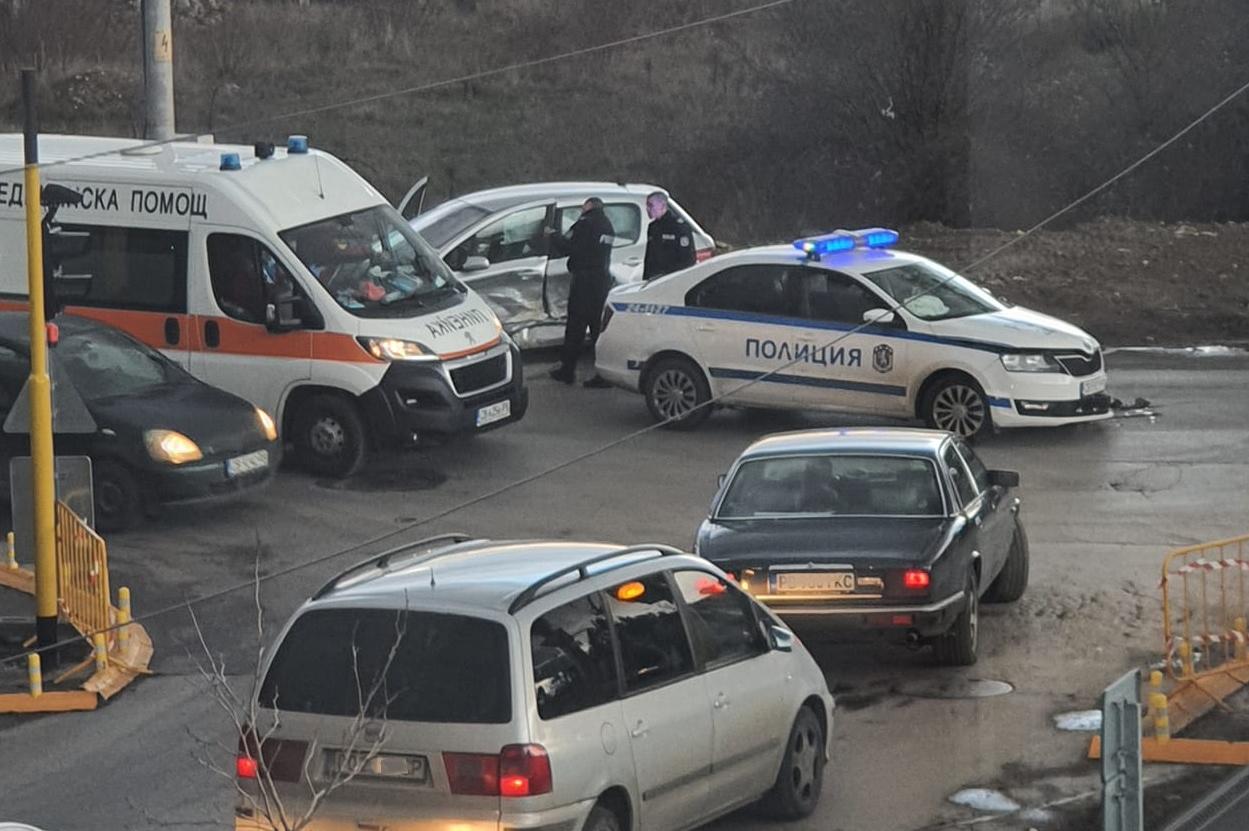 Патрулка и лека кола се удариха в Панчарево