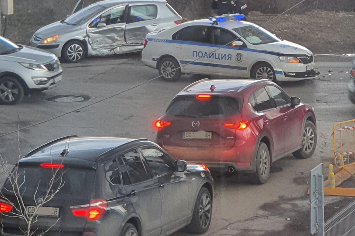Патрулка и лека кола се удариха в Панчарево