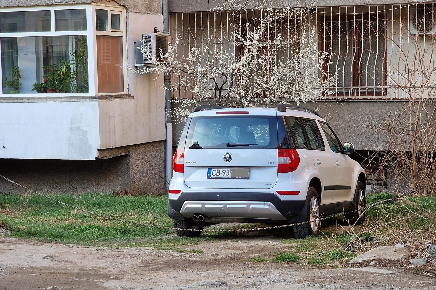 Направи си сам: Личен паркинг се появи върху тревна площ в Павлово