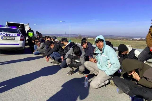 Заловиха 35 мигранти в софийски бус на магистрала "Люлин"