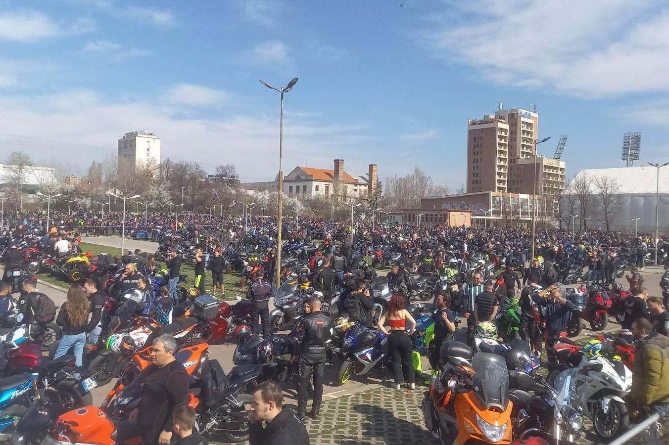 Над 15 000 мотористи с рок потеглиха на шествие от Арена София към Бояна