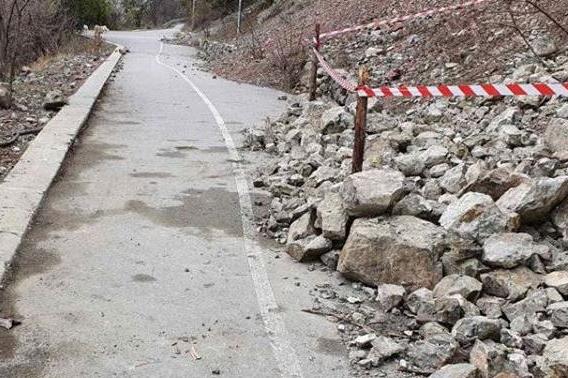 Укрепват пътища, засегнати от свлачища в Софийско