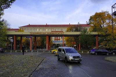 Парче от арката на Техническия университет рани мъж в София