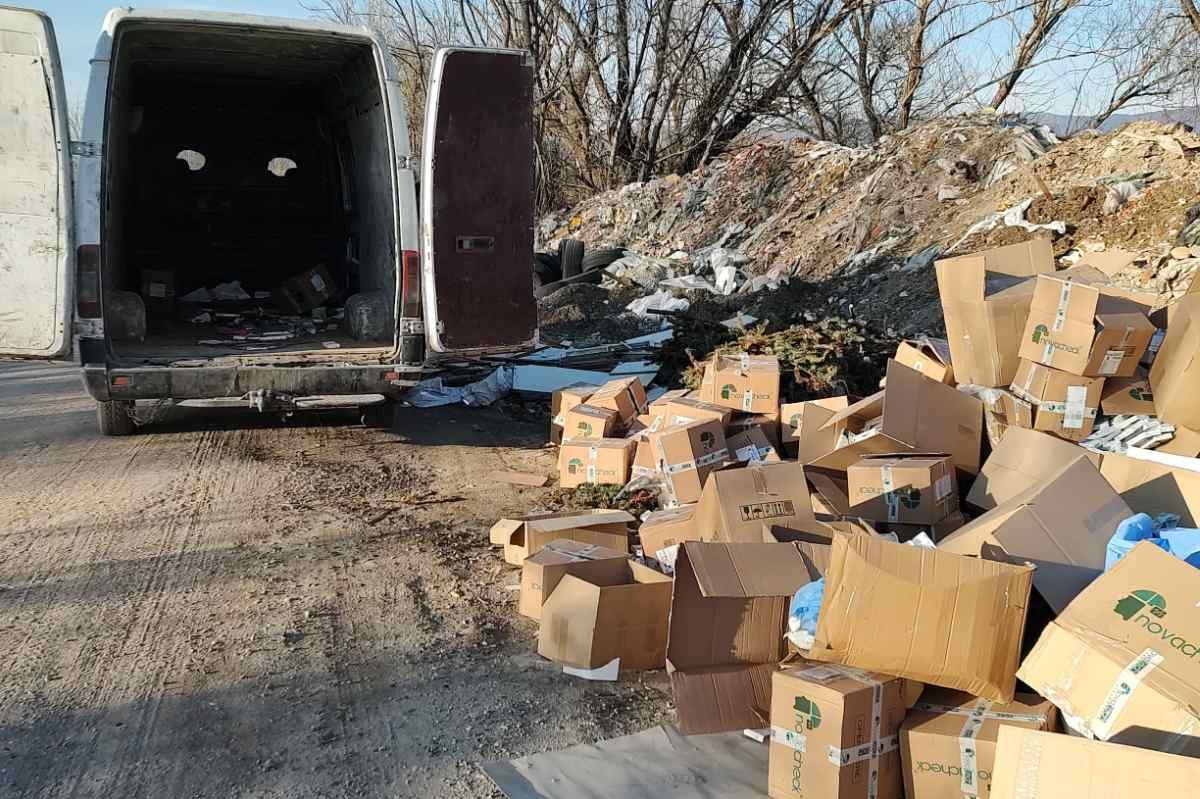 Хванаха мъж, изхвърлящ купища боклуци в Панчарево