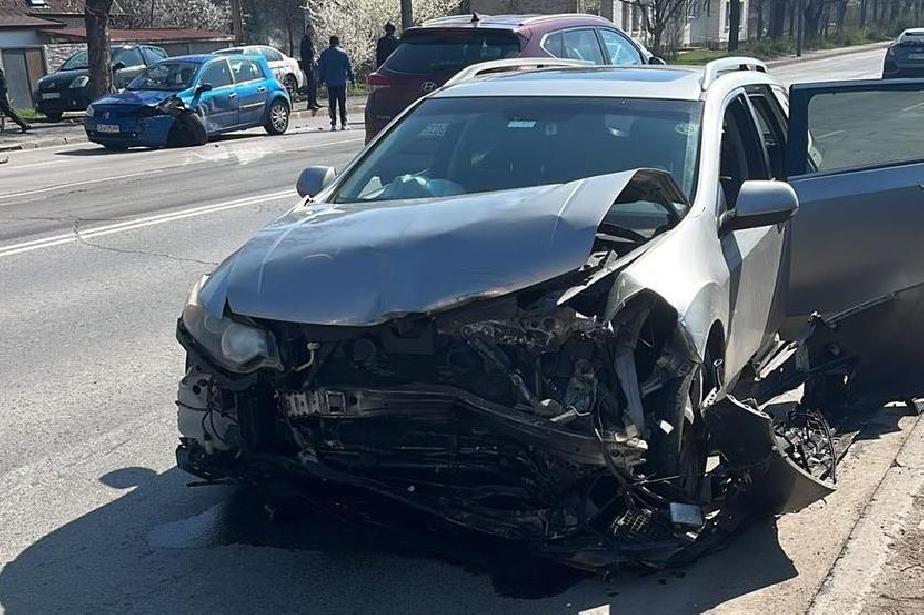 Катастрофа с 3 коли затруднява движението бул. „Сливница“ в София