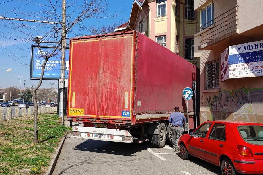 Камион с чужда регистрация затвори столична улица