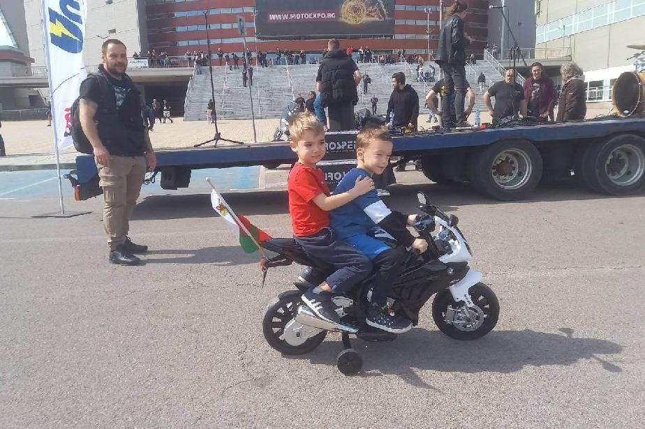 Над 15 000 мотористи с рок потеглиха на шествие от Арена София към Бояна