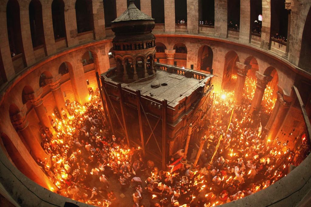 Митрополит и петима свещеници ще донесат Благодатния огън в София