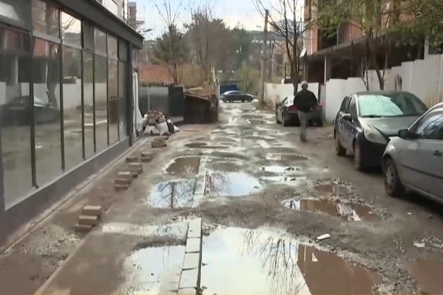 Жители на „Лозенец“ се оплакват от дупки и кал пред домовете си