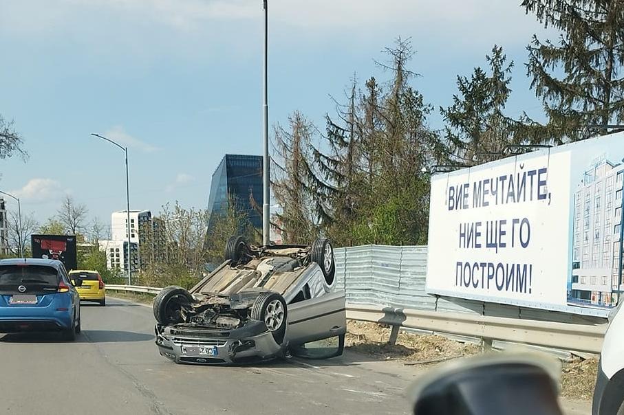Лек автомобил се обърна на таван на столичния бул. България