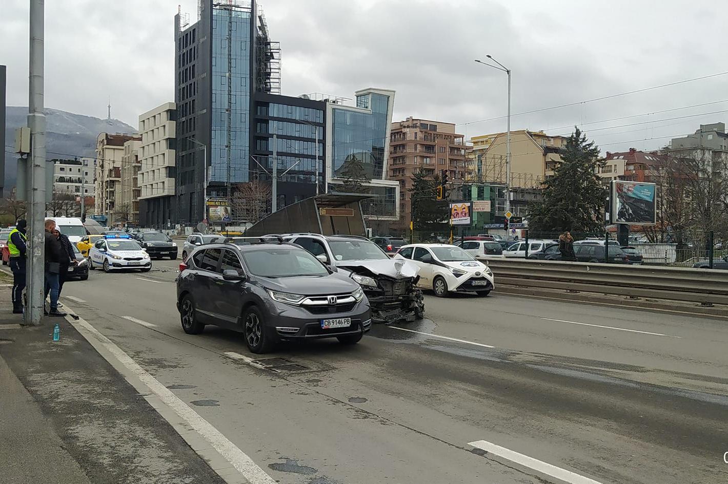 Катастрофа на бул. „България“ в София пречи на движението