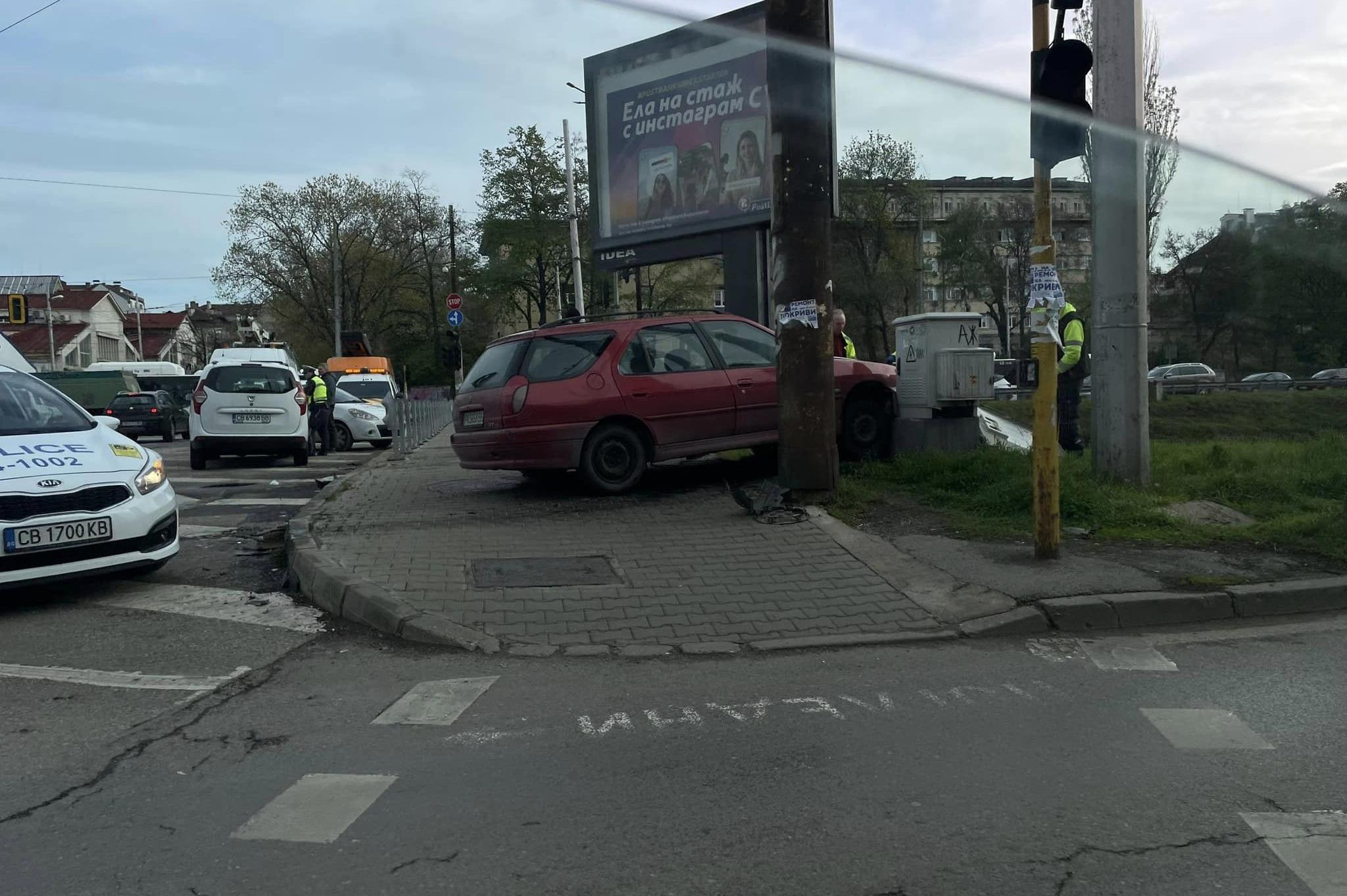Кола се заби в светофар на столичната ул. „Хр. Ботев“ и го развали