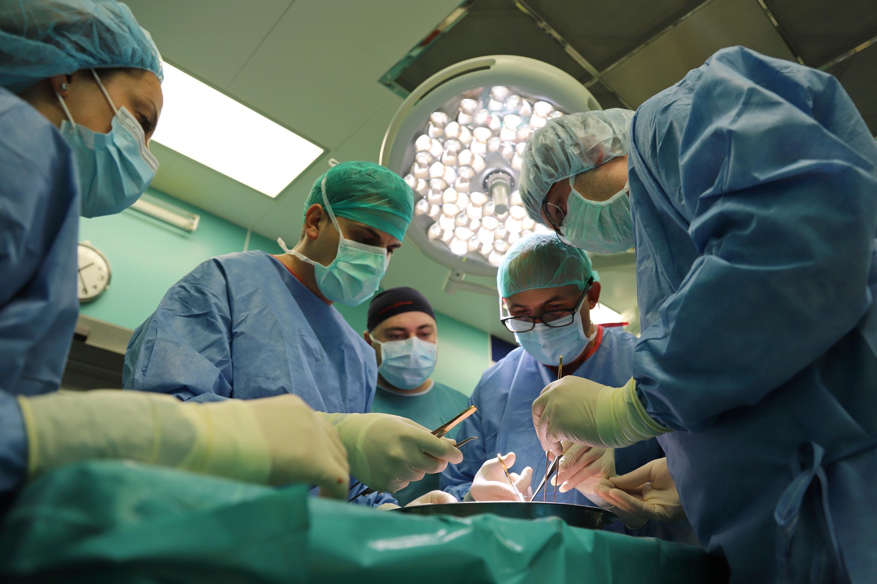 Лекари от ВМА - София спасиха мъж, като му трансплантираха черен дроб