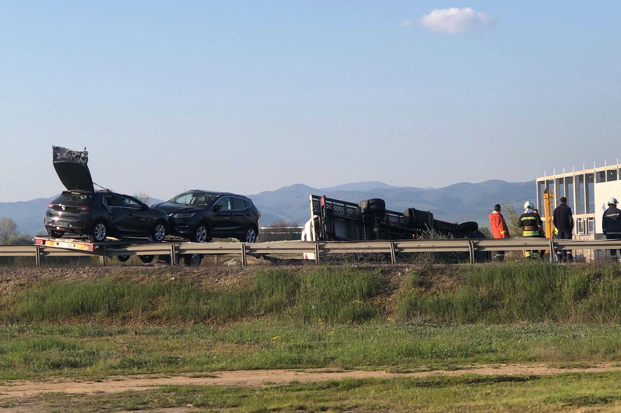 Автовоз се обърна на Ботевградско шосе, има пострадали