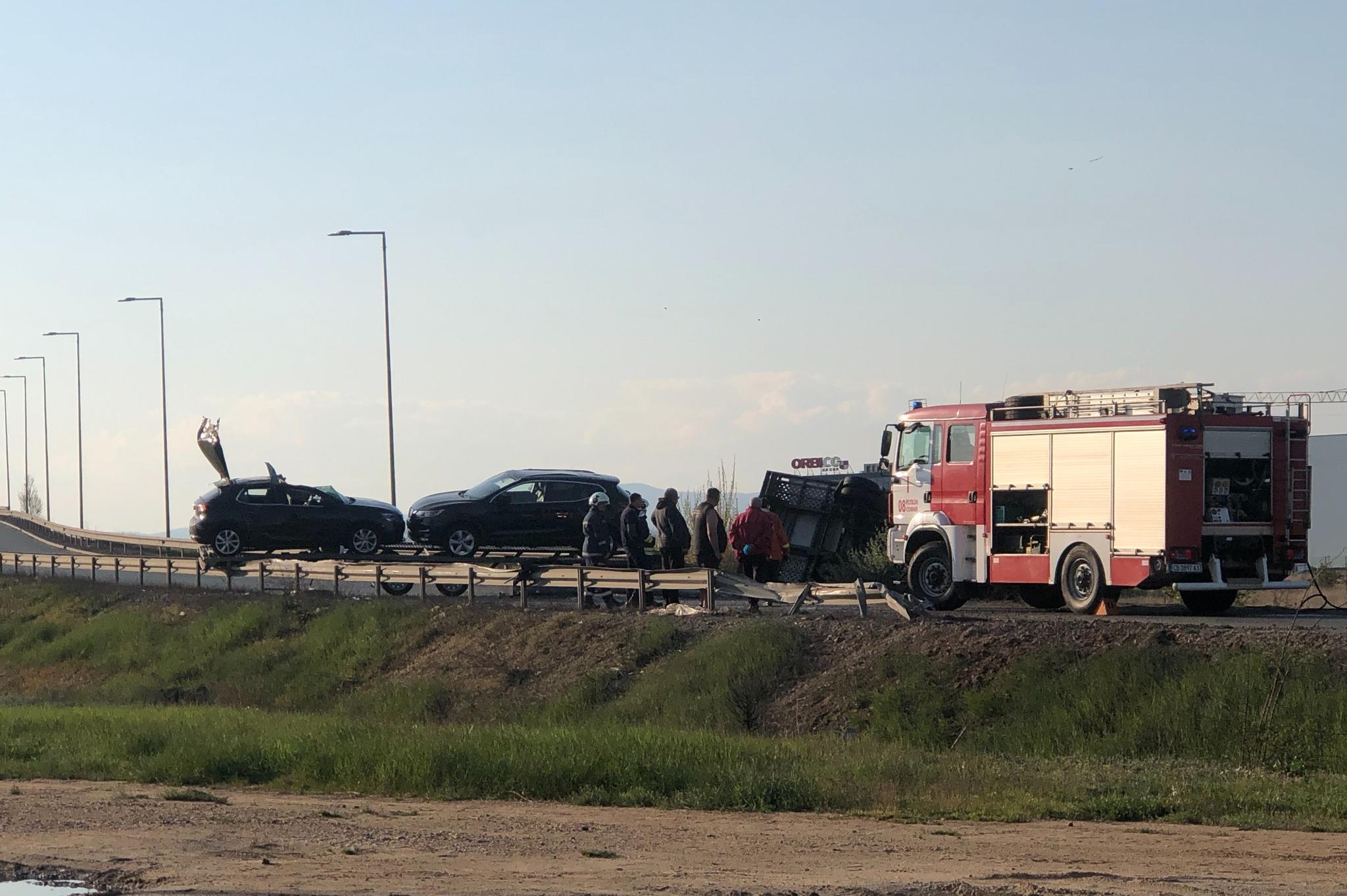 Автовоз се обърна на Ботевградско шосе, има пострадали