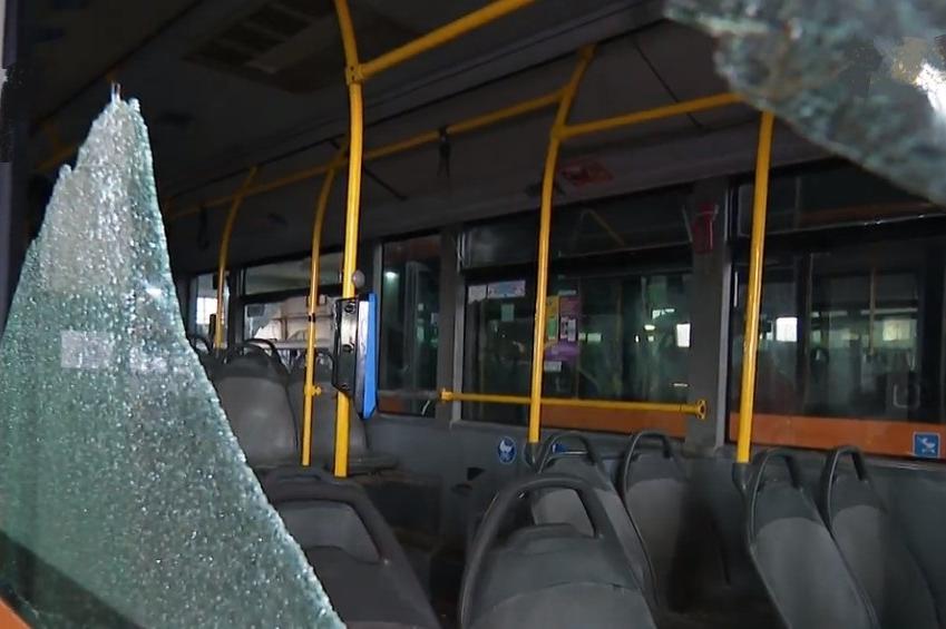 Вандали изпотрошиха с камъни стъклата на автобус 260 в София