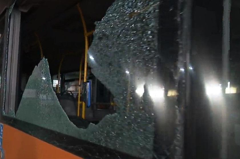 Вандали изпотрошиха с камъни стъклата на автобус 260 в София
