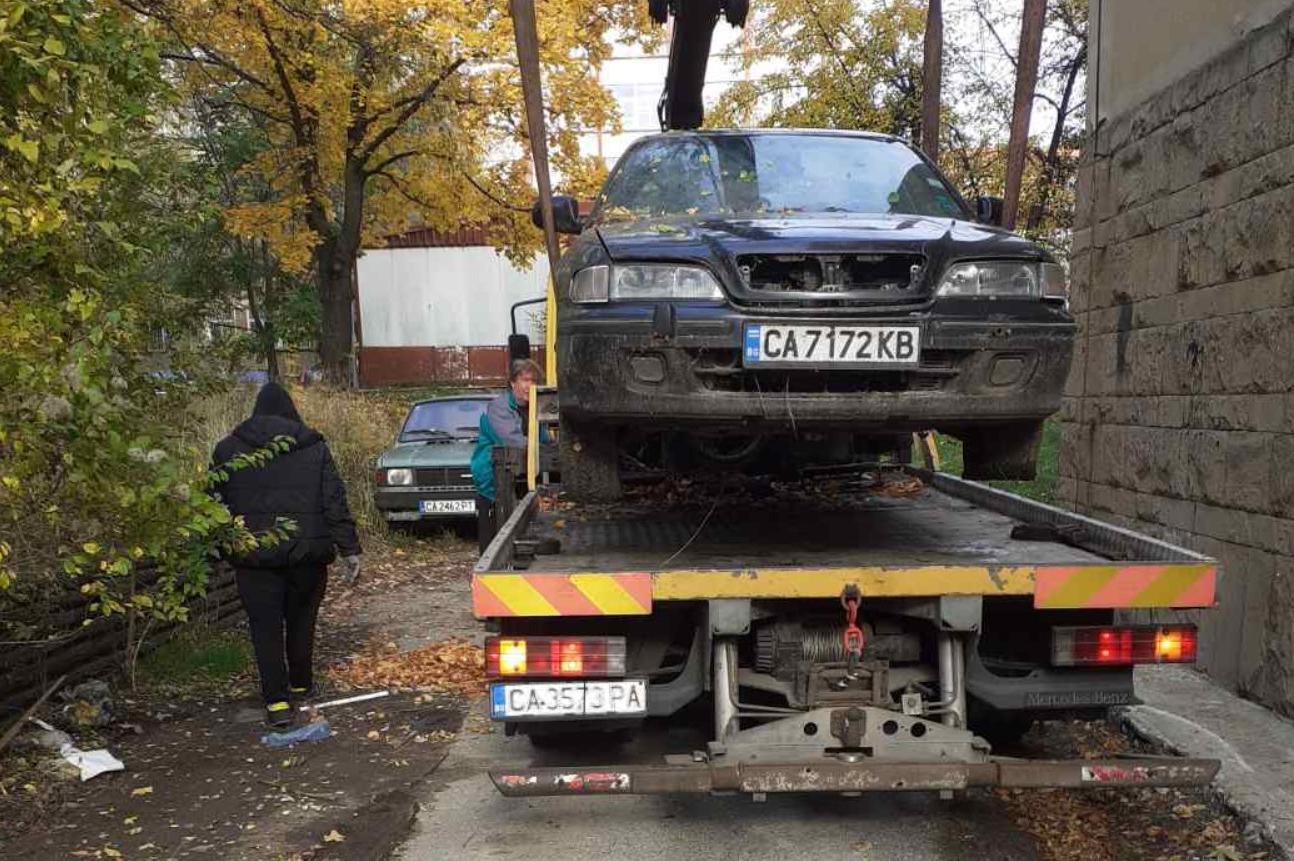 Тече акция по разчистване на стари коли във Връбница