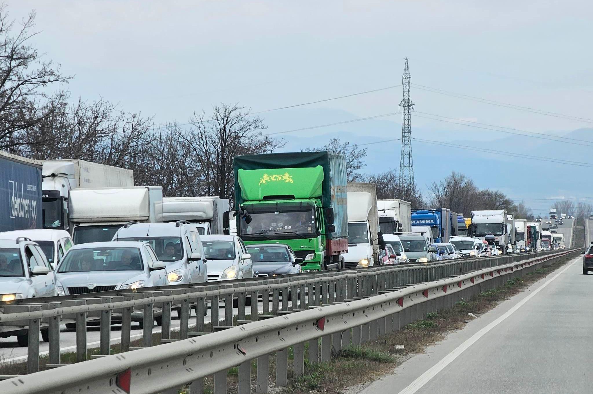 Ограничават движението на автомобили над 12 т по АМ „Тракия“ от София към Б