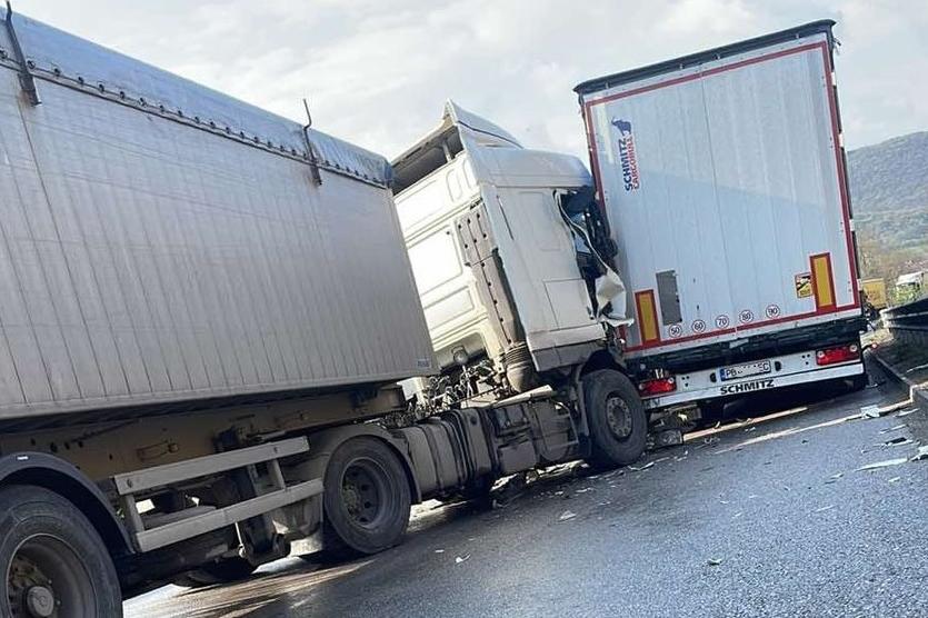 Катастрофа с три камиона затвори пътя Е-79 в посока Ботевград