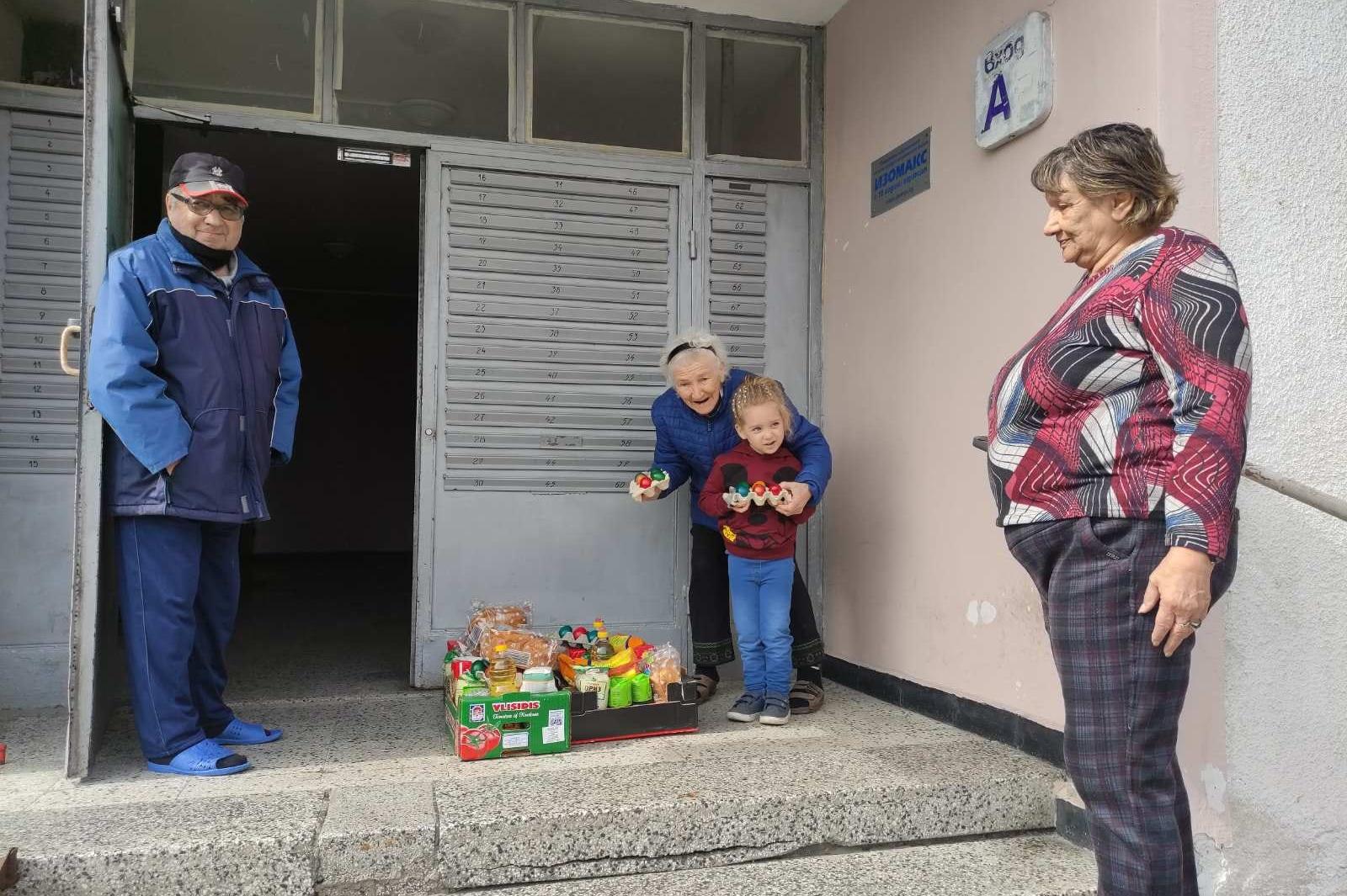 Добротворци: Доброволци дариха храна на 90 семейства за Великден