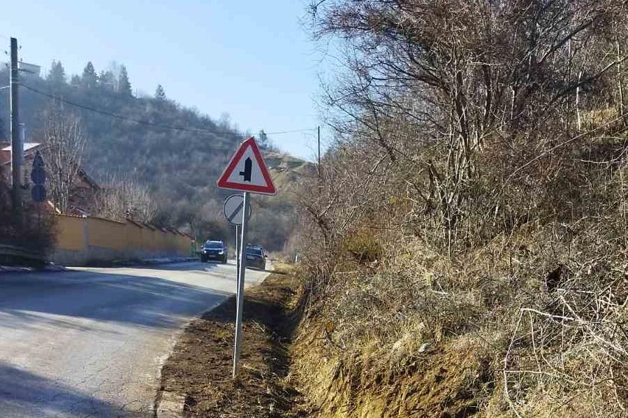 Почистиха от храсталаци пътя между селата Панчарево и Бистрица