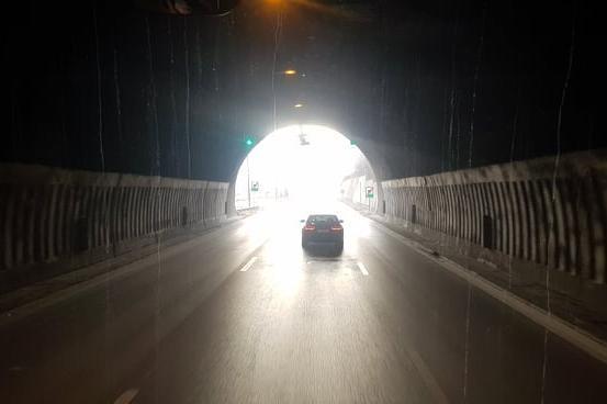 Ограничават движението в тръбата за София на тунел „Витиня"