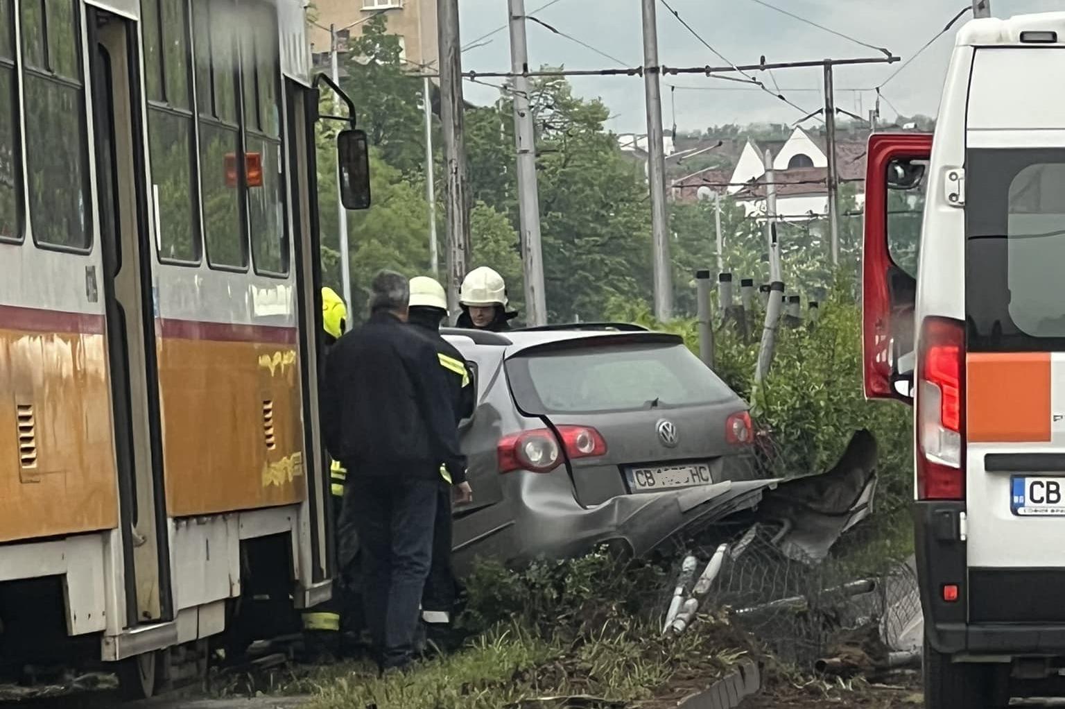 Тежка катастрофа между кола и трамвай на столичния бул. „Ситняково“