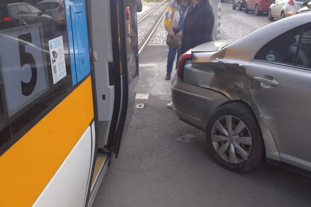 Лек автомобил и трамвай №5 се удариха на столичния бул. Цар Борис III