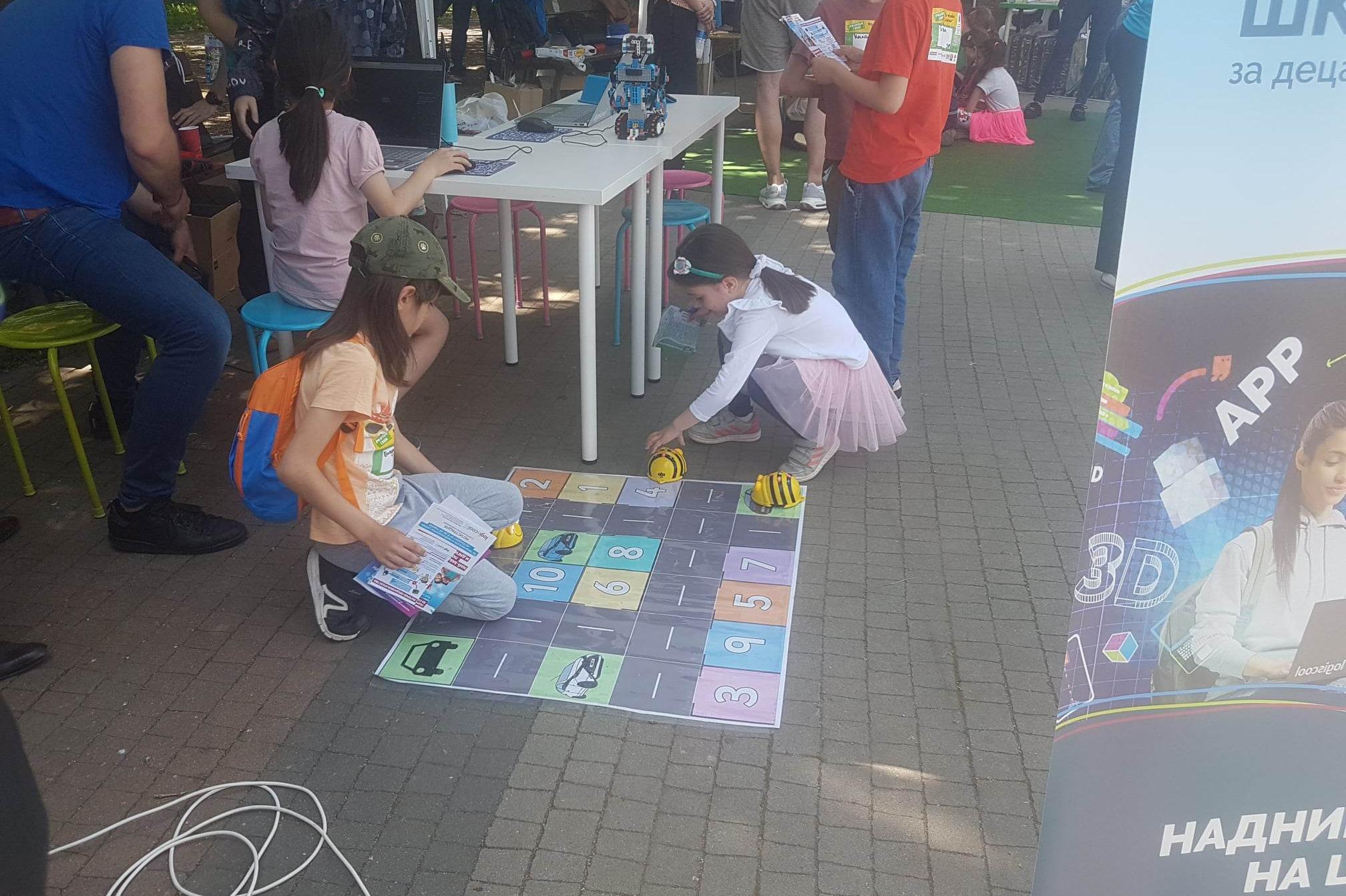 24 май: Десетки деца търсиха и намериха буквите в софийския парк Гео Милев 