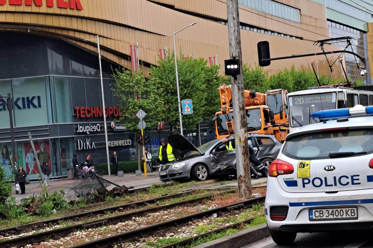 Тежка катастрофа между кола и трамвай на столичния бул. „Ситняково“