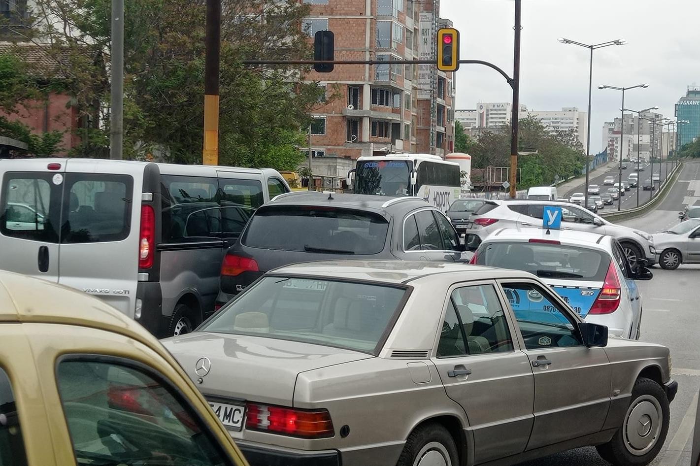 Бус, джип и учебна кола се заклещиха на бул. „Гешов“ в София (СНИМКИ)