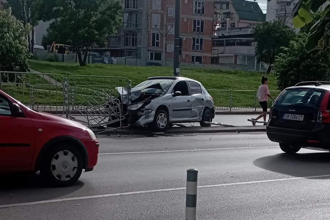 Катастрофа затруднява движението по бул. „Царица Йоана“ в София