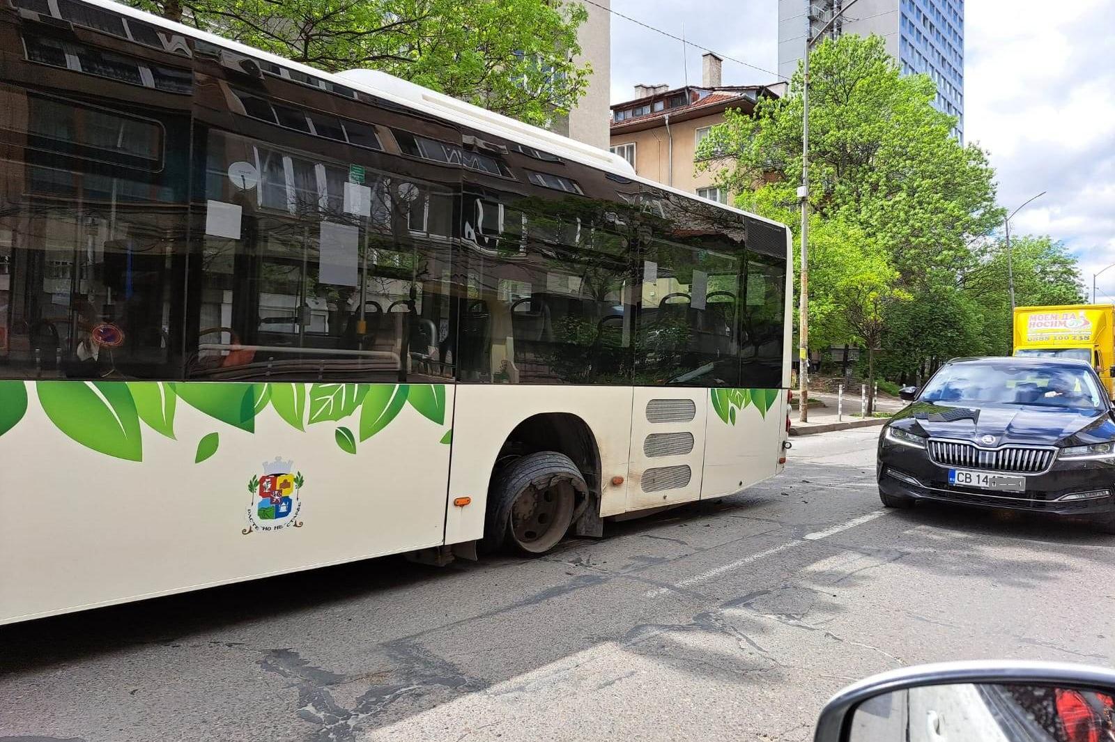 Автобус 94 спука гума, задръсти "Свети Наум"