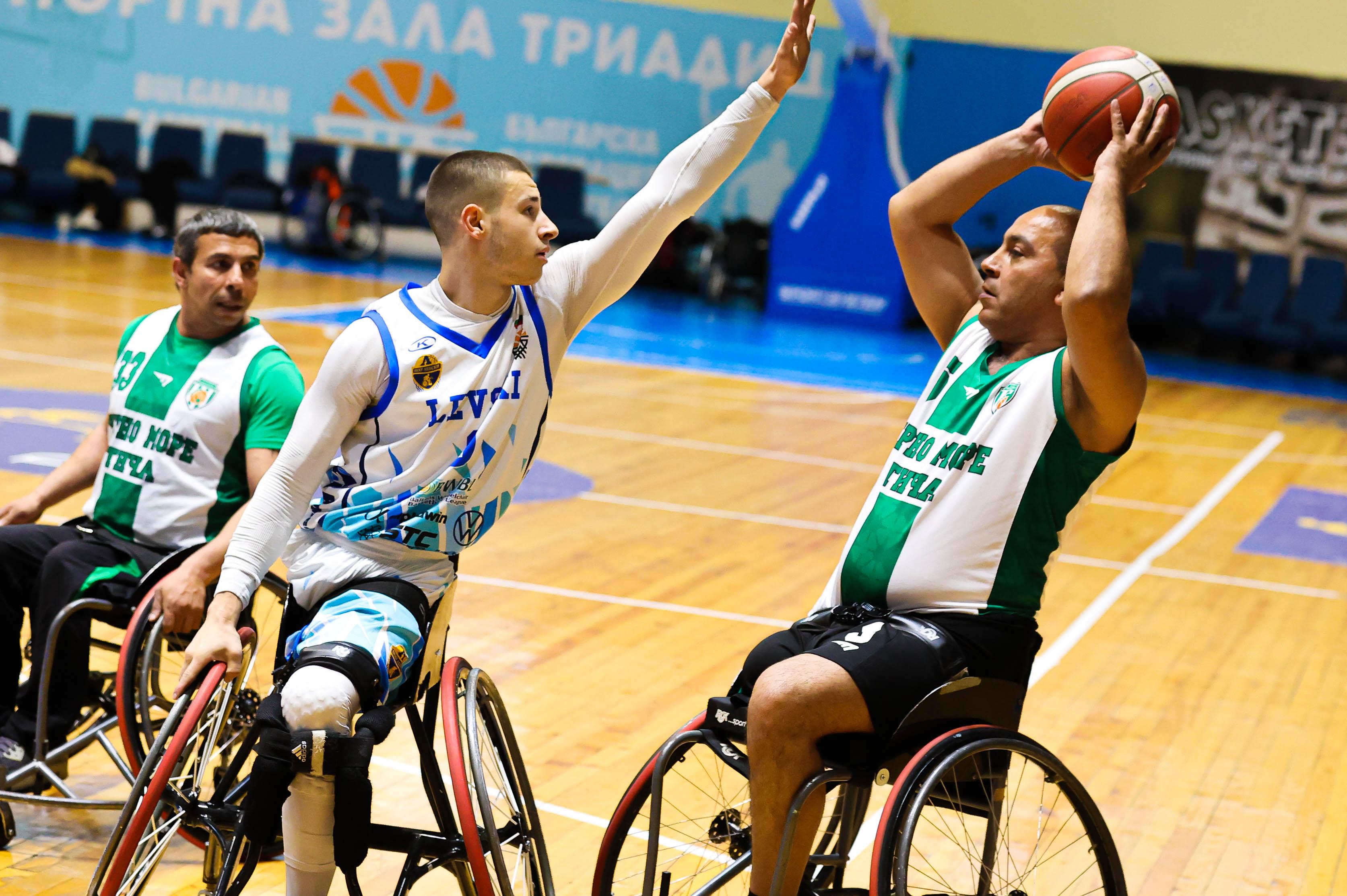Вдъхновяващо: Баскетболисти на колички мериха сили в София