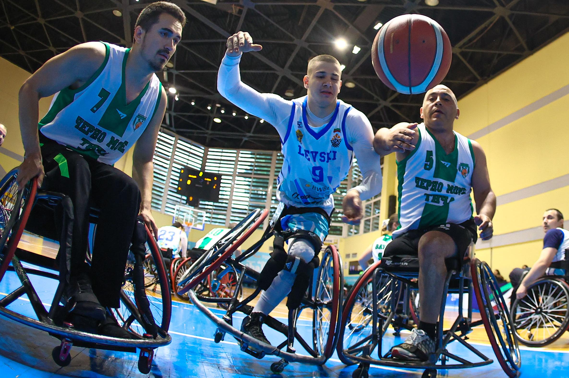Вдъхновяващо: Баскетболисти на колички мериха сили в София