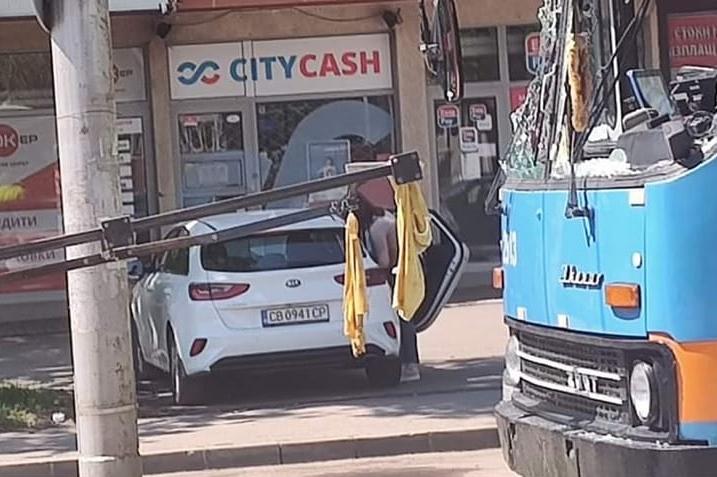 Тролей се заби в стърчащи железа от камион на бул. „Сливница“ в София