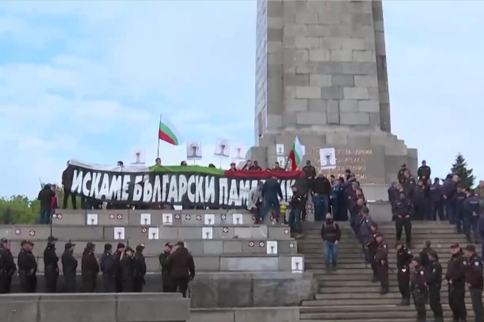 Отново напрежение при паметника на съветската армия в София