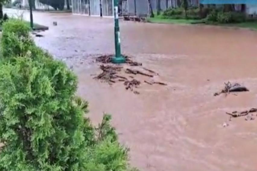 Реки по улиците на Правец заради проливния дъжд