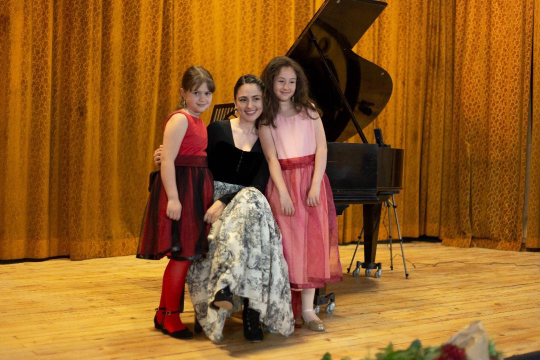 Млади пианисти разказаха приказка по музиката на Чайковски