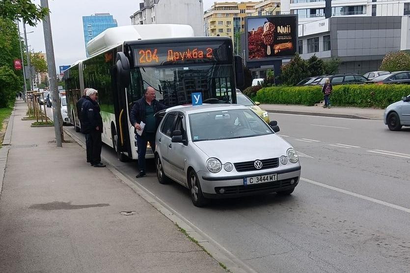 Учебна кола и автобус № 204 се удариха на столичната на ул. „Т. Каблешков“
