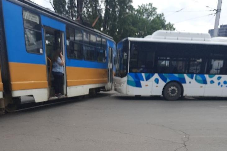 Трамвай и градски автобус се "гушнаха" до депо Банишора
