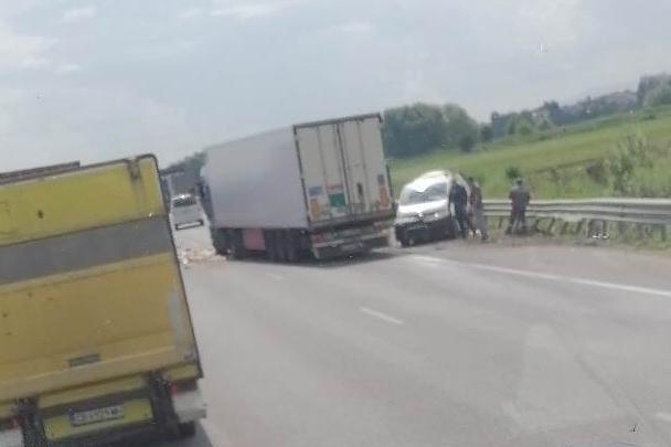 Камион и кола се удариха на Околовръстното край Требич