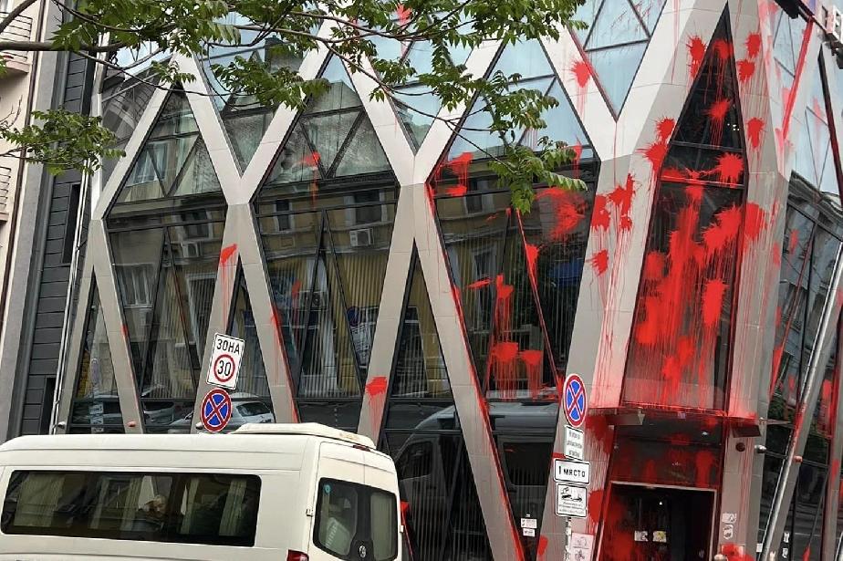 "Поход на мира" омаза с червеня боя сградата на Еврокомисията в София